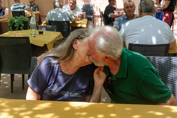 Numan Italia Junio 2021 Una Amante Pareja Ancianos Restaurante Besándose —  Fotos de Stock