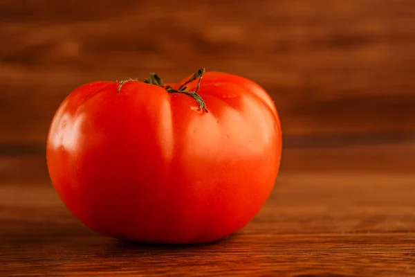 Tomate Fresco Vermelho Uma Mesa Madeira — Fotografia de Stock