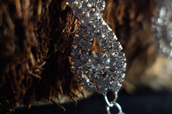 ダイヤモンド付きの美しいブレスレットのクローズアップショット — ストック写真