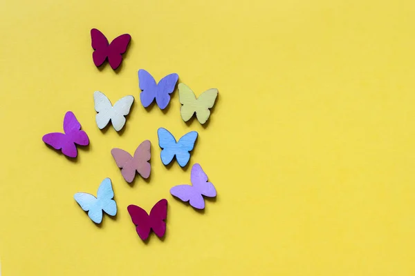 Beau Papillons Colorés Sur Fond Jaune Idéal Pour Papier Peint — Photo
