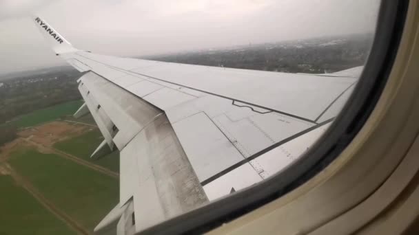 Gökyüzünde Uçan Bir Uçak — Stok video