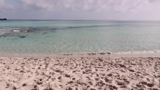 Hermosa Playa Tropical Con Cielo Azul — Vídeos de Stock