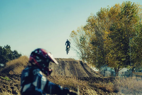 Die Motocross Profis Auf Der Matschigen Straße — Stockfoto