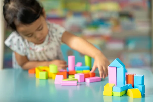 カラフルな建設玩具で遊んでいる少女の閉鎖 選択されたフォーカス — ストック写真