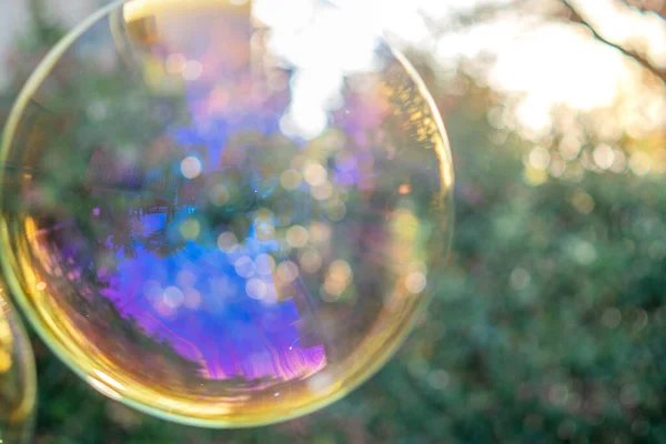 Una Burbuja Jabón Reflectante Flotante Cielo —  Fotos de Stock