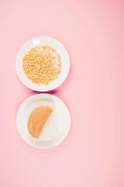 Вертикальний Дріб Кукурудзи Половини Хліба Рожевому Фоні — стокове фото