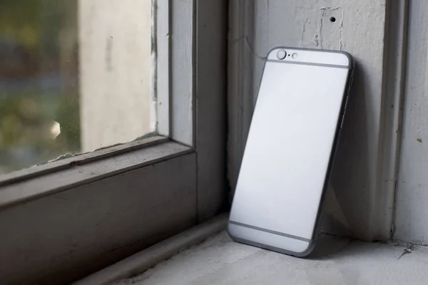 Närbild Silver Smartphone Fönsterbrädan — Stockfoto