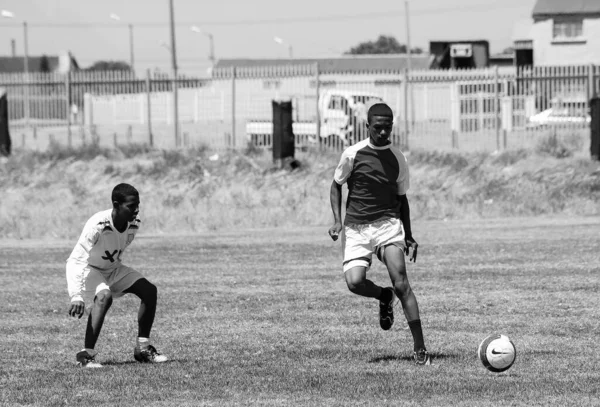 南アフリカのケープタウン 2021年1月5日 南アフリカのケープタウンの学校でサッカーをしている若い選手のグレースケール — ストック写真