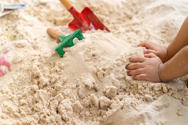 Ребенок Играет Пляжными Игрушками Песке — стоковое фото