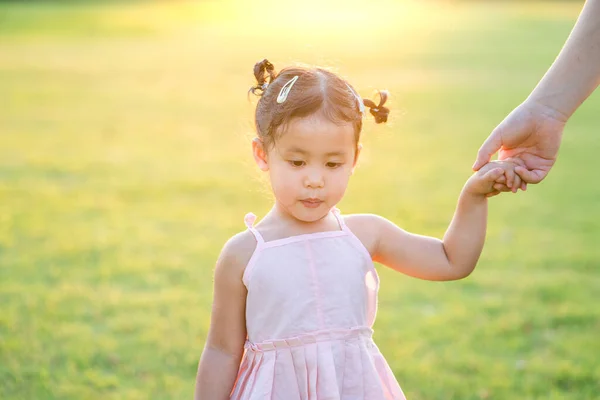 Een Schattig Aziatisch Vrouw Kind Houden Haar Moeder Hand Een — Stockfoto