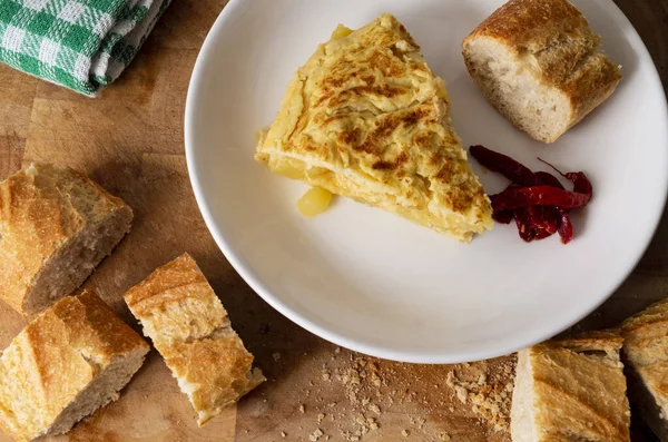 Hög Vinkel Skott Tallrik Traditionell Mat Med Ost Och Grönsaker — Stockfoto