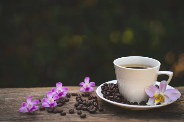 Крупный План Белой Чашки Кофе Кофейными Зернами Фиолетовыми Цветами Мелкий — стоковое фото