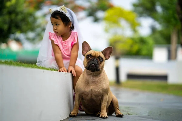 Bonito Sudeste Asiático Criança Menina Com Seu Bulldog Francês Livre — Fotografia de Stock