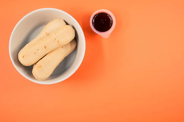 Tiro Ângulo Alto Boliche Biscoitos Engarrafamento Uma Superfície Cor Laranja — Fotografia de Stock