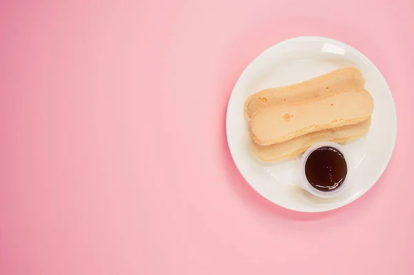 Een Hoge Hoek Shot Van Een Bord Van Koekjes Jam — Stockfoto