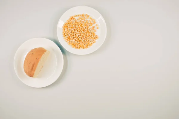 ภาพด านบนของข าวโพดและขนมป งคร งบนพ นหล ขาว — ภาพถ่ายสต็อก