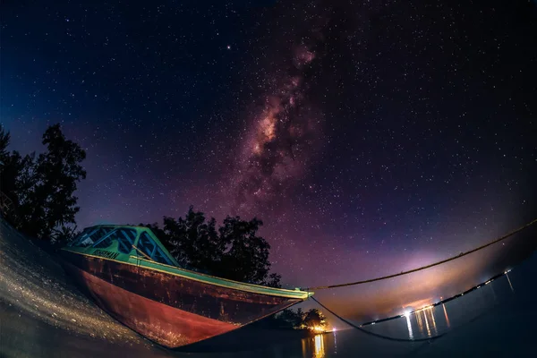 星空の下で岸に係留されたボートのパノラマビュー — ストック写真