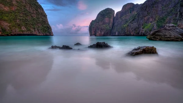 Breathtaking View Ocean Huge Rocky Cliffs Cloudy Day — Stock Photo, Image