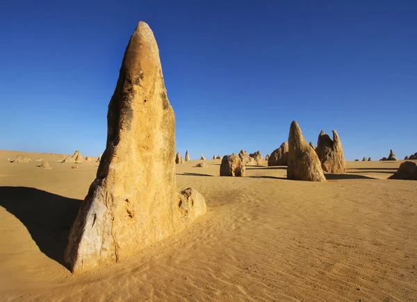 澳大利亚南邦阳光下的皮纳季斯沙漠风景和蓝天 — 图库照片