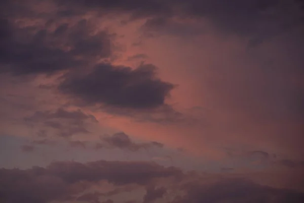 Der Dramatische Bewölkte Lila Himmel Bei Sonnenuntergang — Stockfoto