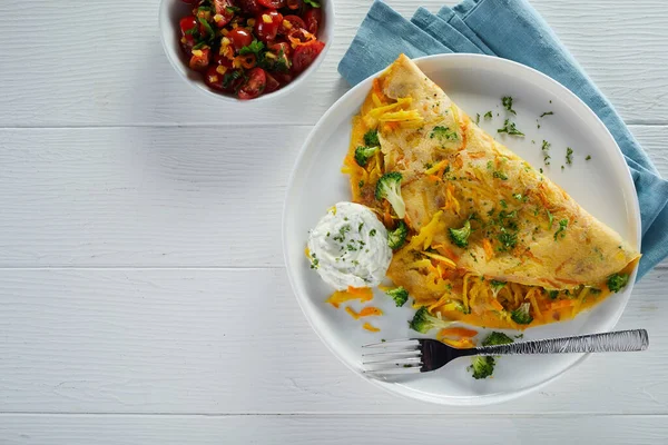 Överblick Över Aptitretande Vegetarisk Omelett Med Gräddfil Serveras Träbord Med — Stockfoto