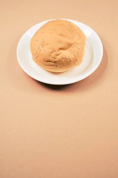 Una Toma Vertical Bollo Sabroso Sobre Fondo Naranja —  Fotos de Stock