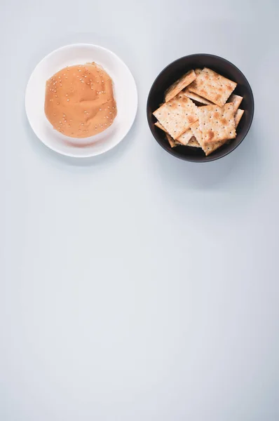 Vertical Shot Tasty Bun Bread Chips White Background — Stock Photo, Image