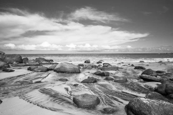 Egy Szürkeárnyalatos Felvétel Dandy Beach Ről Egy Felhős Napon — Stock Fotó