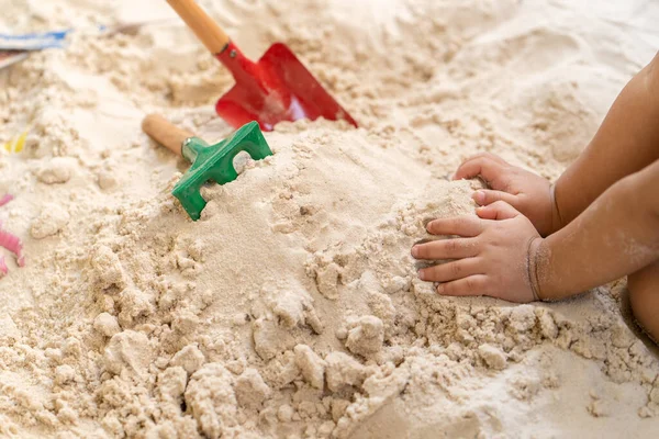 Ребенок Играет Пляжными Игрушками Песке — стоковое фото