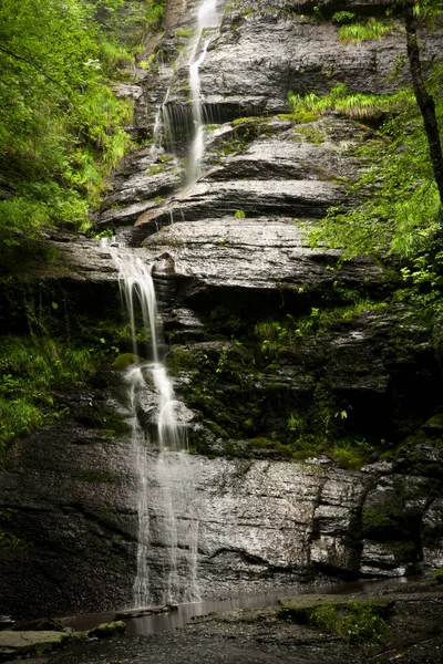 Een Verticaal Schot Van Een Prachtige Waterval Rotsen Het Midden — Stockfoto