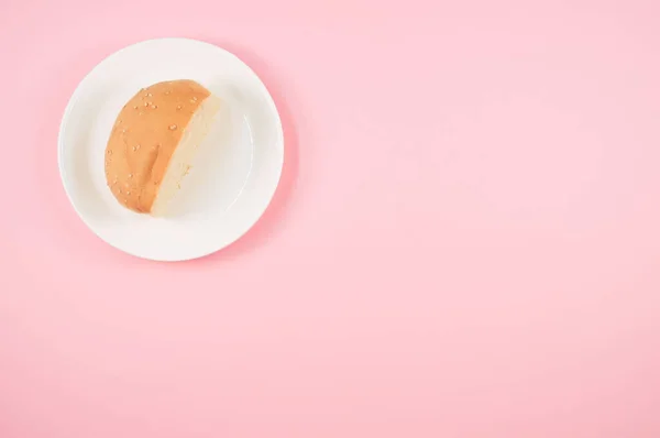 Вид Зверху Половину Хліба Рожевому Фоні — стокове фото