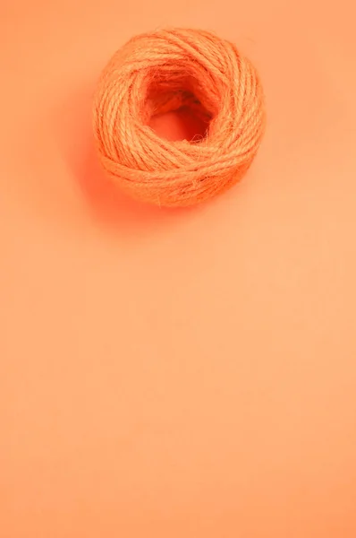Pionowe Ujęcie Bawełnianej Nitki Pomarańczowym Tle — Zdjęcie stockowe