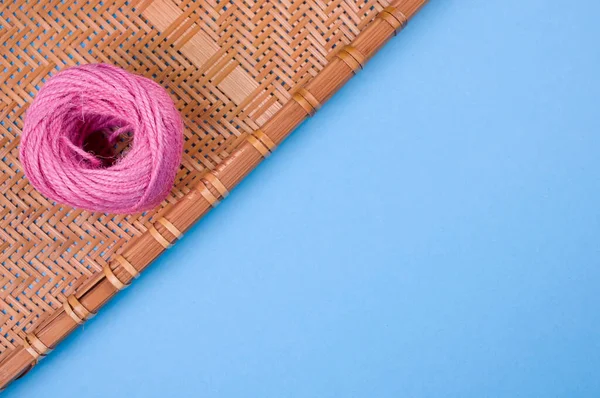 Висококутний Знімок Смачного Пончика Тканій Тканині Синій Поверхні — стокове фото