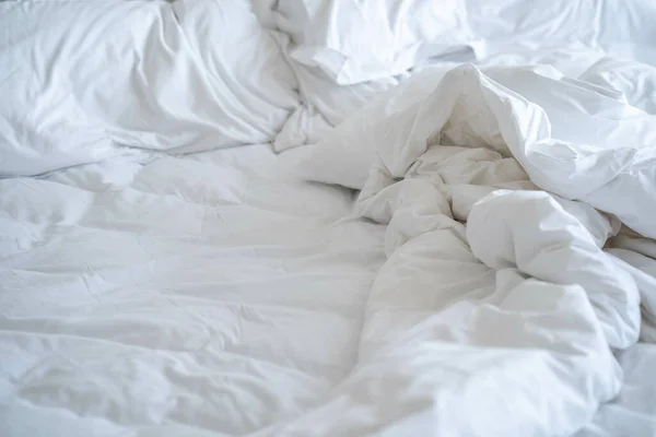 Eine Nahaufnahme Aus Weißer Bettwäsche Leeres Bett — Stockfoto