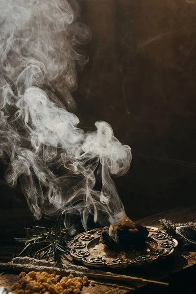 로즈마리와 태우는 — 스톡 사진