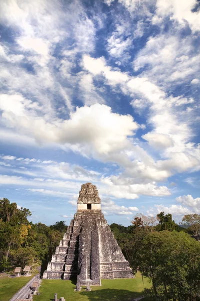 Tiro Vertical Tikal Sob Céu Azul Nublado Luz Dia Tikal — Fotografia de Stock