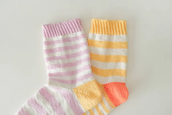 Gros Plan Deux Chaussettes Couleur Différente Sur Une Surface Blanche — Photo