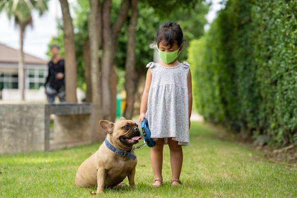 Een Kleine Aziatische Vrouw Kind Met Een Coronavirus Masker Een — Stockfoto