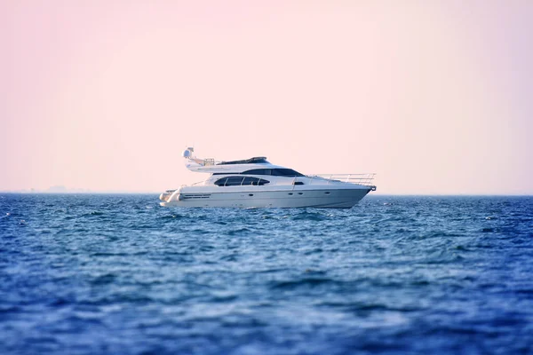 Ein Schöner Blick Auf Ein Motorboot Das Bei Sonnenuntergang Auf — Stockfoto