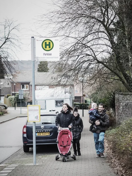 Vaals Netherlands Jan 2017 Батьки Своїми Дітьми Йдуть Тротуарами — стокове фото