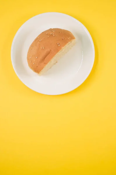 Pionowe Ujęcie Pół Chleba Żółtym Tle — Zdjęcie stockowe