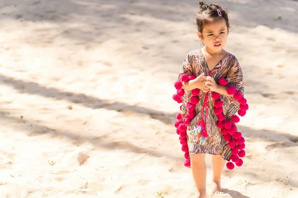 Uma Menina Bonita Tailândia Roupas Coloridas Praia — Fotografia de Stock