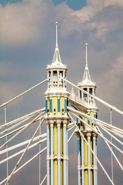 Disparo Vertical Del Puente Chelsea Bajo Cielo Nublado Londres Inglaterra — Foto de Stock
