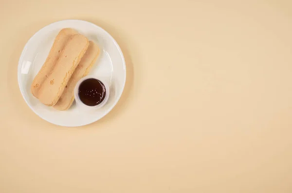 Ένα Πλάνο Υψηλής Γωνίας Από Ένα Πιάτο Μπισκότα Και Μαρμελάδα — Φωτογραφία Αρχείου