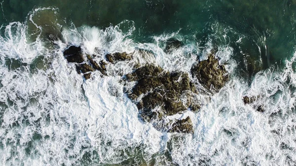 Les Vagues Mer Écrasent Sur Les Rochers — Photo