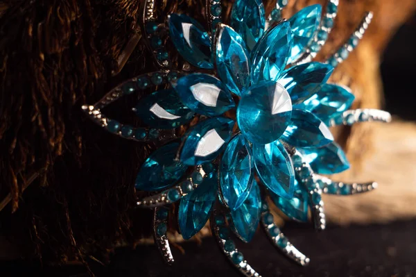 Detailní Záběr Květinové Brože Zdobené Modrými Drahokamy Diamantovými Kameny — Stock fotografie