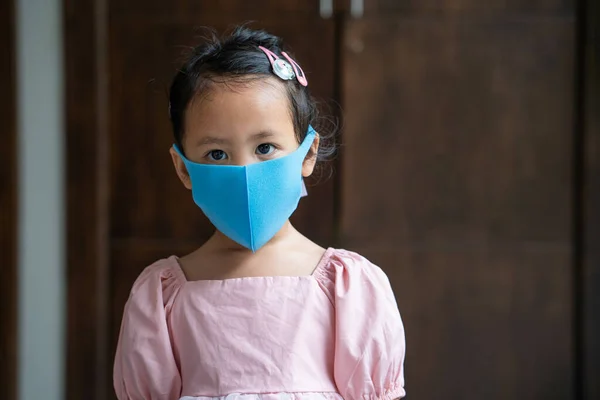Ein Kleines Asiatisches Weibchen Einer Blauen Coronavirus Maske — Stockfoto