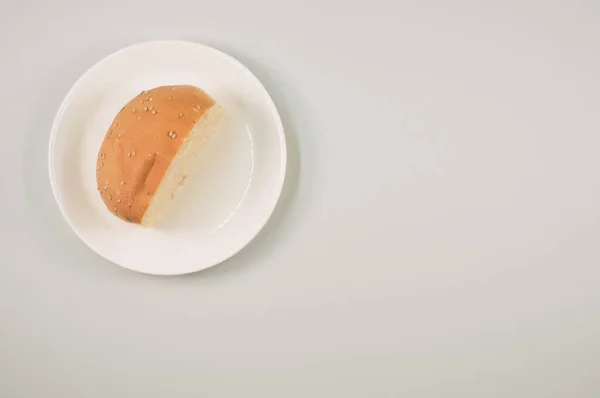 ภาพใกล ดของขนมป งคร งหน งบนพ นหล ขาว — ภาพถ่ายสต็อก