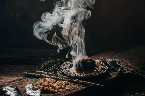 Tütsülenmiş Kömür Tütsü Reçinesi Biberiye — Stok fotoğraf