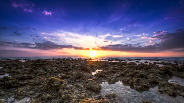 Ein Faszinierender Blick Auf Den Sonnenuntergang Über Dem Endlosen Ozean — Stockfoto